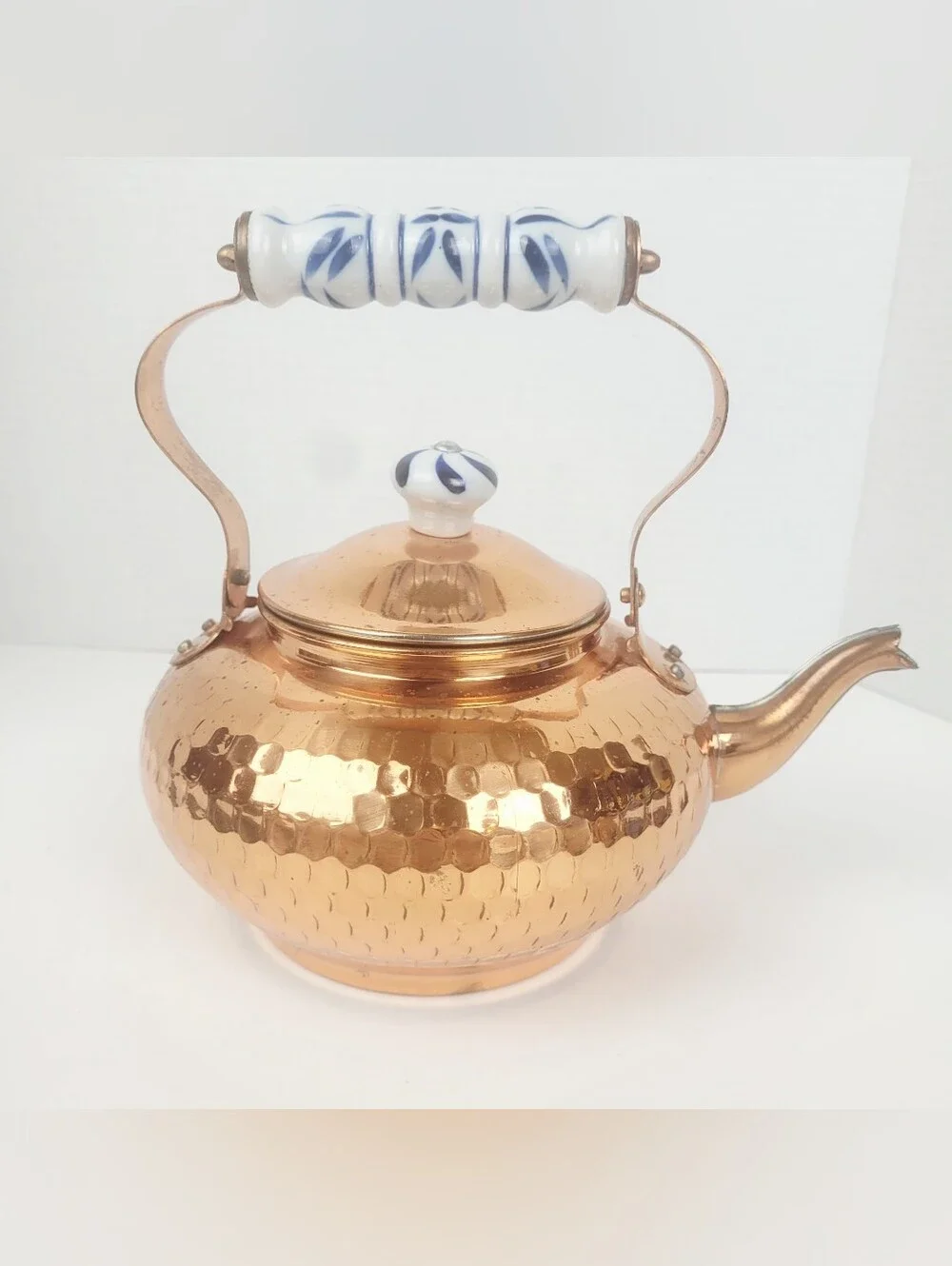 Vtg 80s~Benjamin & Medwin Hammered Copper Tea Kettle Blue/White Ceramic Handle